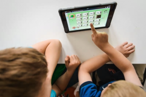 Digitala verktyg hjälper elever med läs- och skrivsvårigheter på Erlaskolan Östra