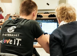 IT-elever hjälper seniorer att bli mer digitala