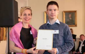 Utbytesstudenten Sergey mottar pris på Utrikesdepartementet