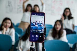 Barn och ungdomar vill förbjuda mobiltelefoner i klassrummen