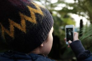 Skärmtid på mobilen lockar barn mer än godis