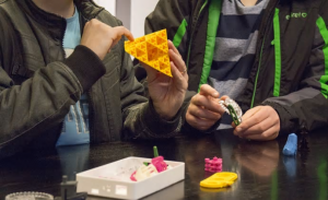 Vittraelever lär sig teknik i IT-Gymnasiets makerspace