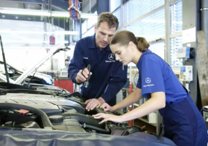 Tio unga fordonstekniker får Mercedes-Benz nya svenska stipendium 2