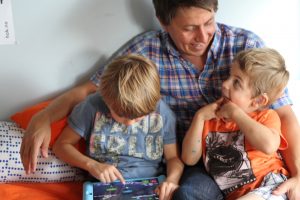 Fick hörselskadad son: nu demokratiserar Daniel läsningen för tusentals barn med lässpelet Poio