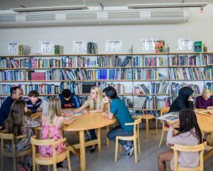 Nyanlända elever gör en bok ihop med svenskspråkiga tredjeklassare