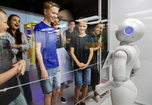 Robotar lockar rekordpublik till Tekniska – dubblade besökarsiffror för juli