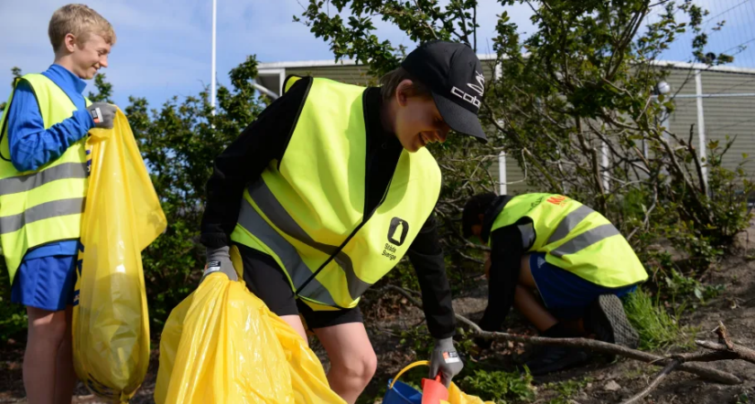 Idrottsungdomar och ICA Maxi tar ansvar för miljön i Örebro 46 Idrottsungdomar och ICA Maxi tar ansvar för miljön i Örebro