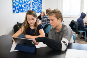 Digitala läromedel öppnar upp en helt ny värld för många elever i skolan