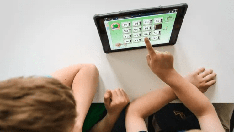 Lärande i framkant; satsar på att underlätta kommunikationen mellan hem och skola - utvecklar egen app