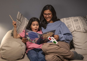 Synoptik lanserar barnbok som hjälper föräldrar att testa sitt barns syn hemma – delas ut gratis i Synoptiks alla butiker