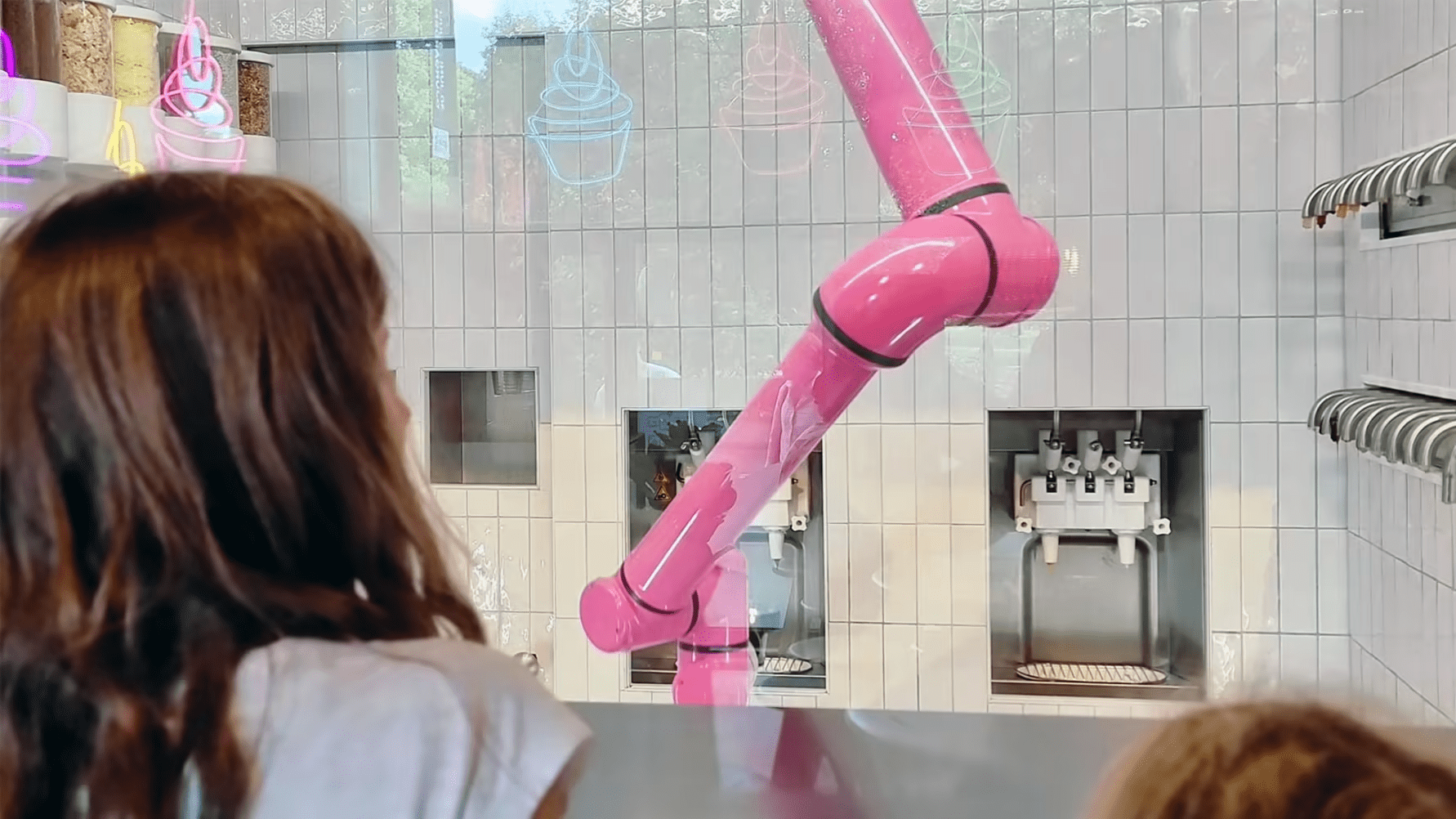 Glassrobot fixar sommarfikat på Tekniska museet