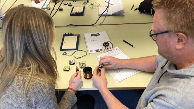 Volvoanställda lär sig mer om elektriska motorer på Högskolan i Skövde