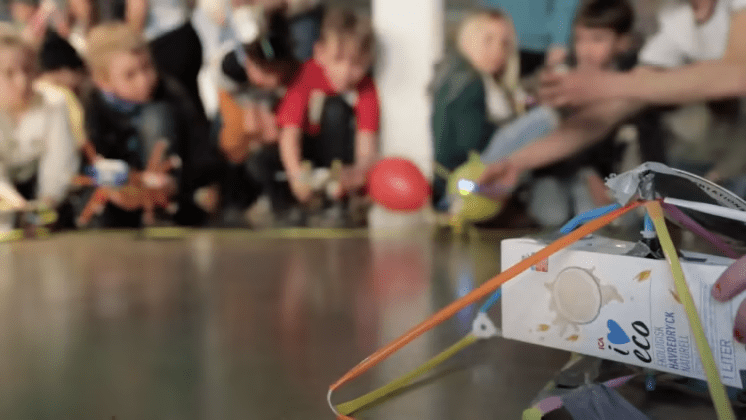 De arrangerar världens första globala robot-parad för barns rättigheter