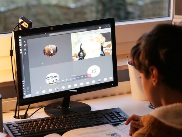 Få föräldrar tror på lika möjligheter för barn att lära sig digitala verktyg