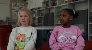 En tvåspråkig lärupplevelse för yngre barn