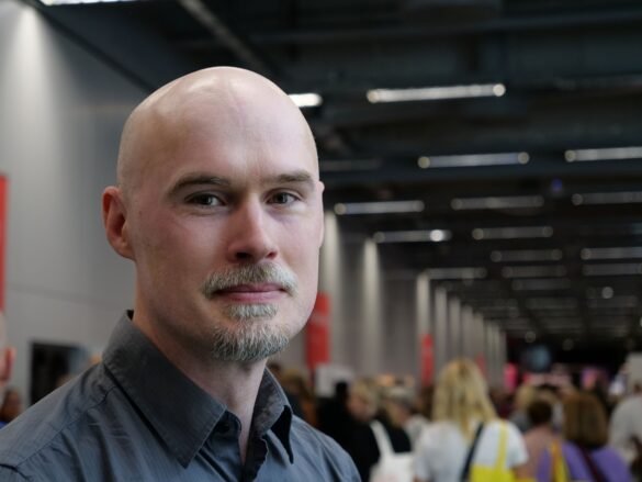 Johan Falk, expert inom området AI och skola, tilldelas Guldäpplejuryns Särskilda Pris 2024