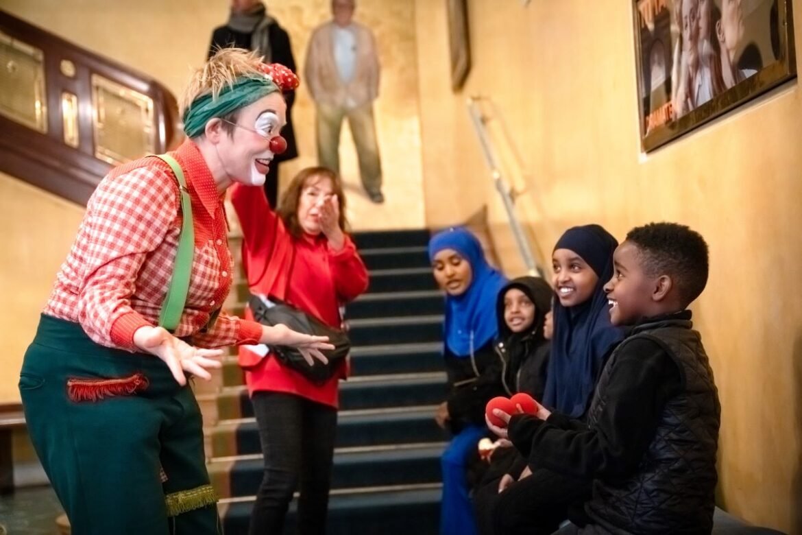Barn som lever i utsatthet bjöds på magi och glädje under Clowner utan Gränsers Drömgala på Dramaten