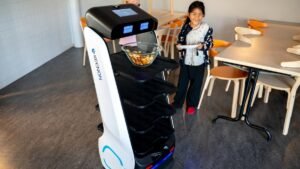 Roboten Robbi serverar skolmaten