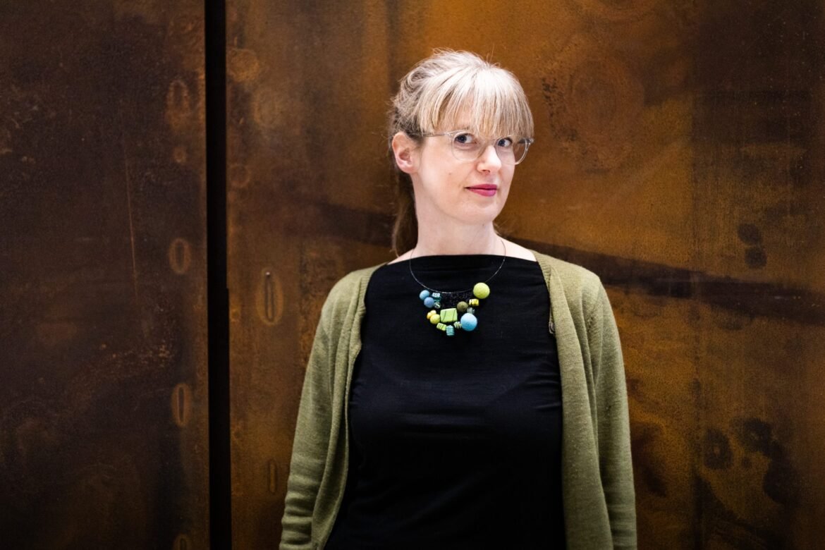 Hillevi Sundholm portratt liggande farg scaled