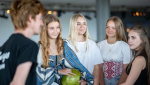 Ungdomar från ukrainska vänorten Zlatopil på besök i Burlöv